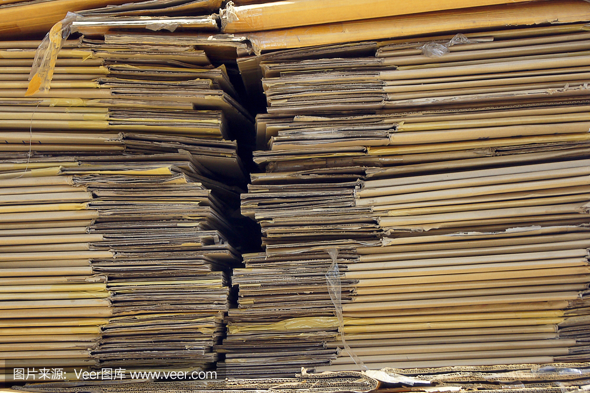 紙板壓碎并包裝以便回收