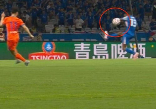 補償泰山 中超爭議判罰 后衛支撐手碰球被判點球 鼓掌嘲諷裁判